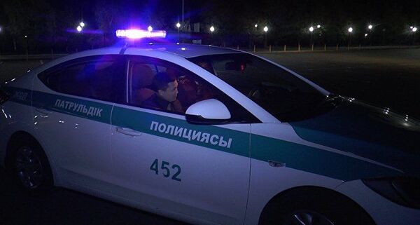 Полицейский беседует с Куанышем Акымом в патрульной автомашине - Sputnik Таджикистан