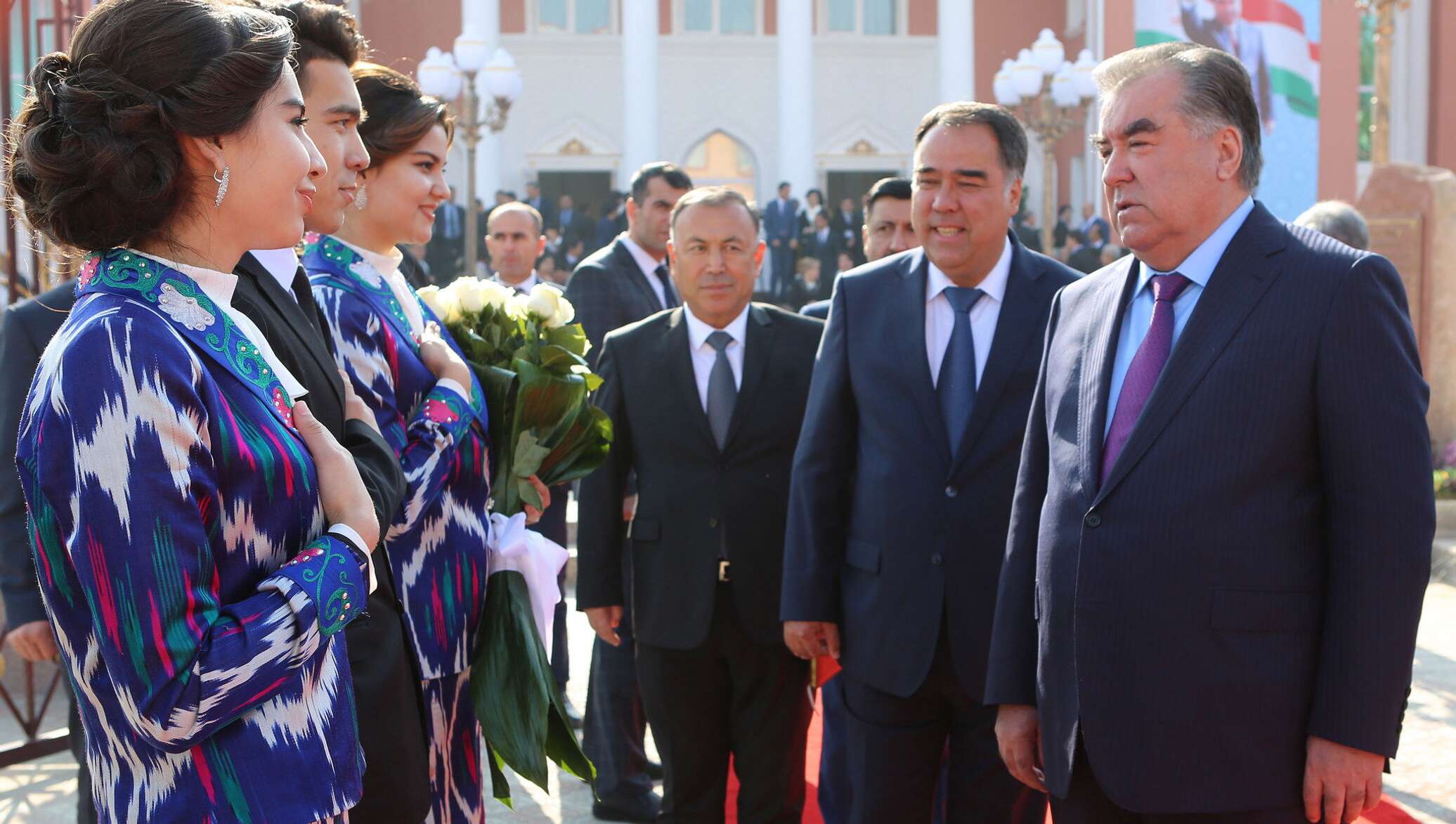 Точикистон маориф. Эмомали Рахмон. Семья президента Таджикистана Эмомали Рахмон. Эмомали Рахмон в Худжанде 1997.
