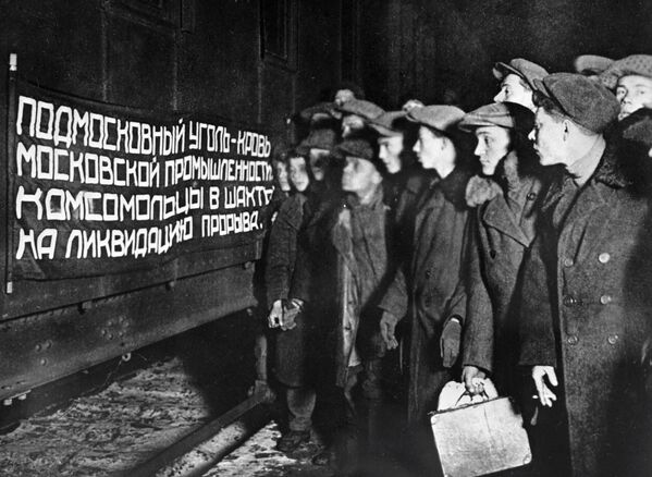 Группа комсомольцев Москвы перед отъездом на работу в Подмосковный угольный бассейн, архивное фото - Sputnik Таджикистан
