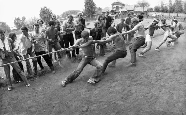 Студенты во время соревнований на спортивном празднике, архивное фото - Sputnik Таджикистан