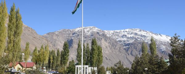 Государственных флаг на флагштоке в городе Хорог, архивное фото Государственных флаг на флагштоке в городе Хорог, архивное фото - Sputnik Тоҷикистон