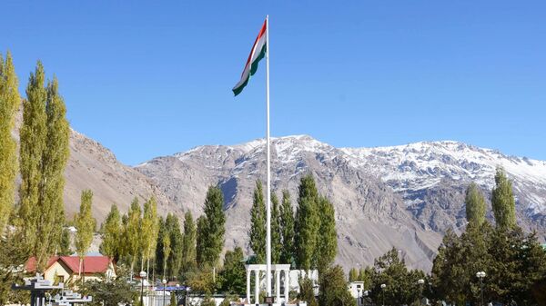 Государственный флаг Таджикистана в городе Хорог. - Sputnik Таджикистан