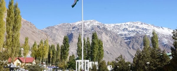 Государственный флаг Таджикистана в городе Хорог. - Sputnik Тоҷикистон