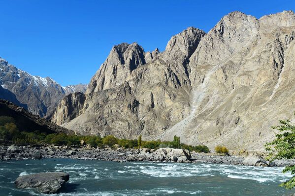 Таджикско-афганская граница. Река на Западном Памире в Таджикистане, правый приток Пянджа. - Sputnik Таджикистан