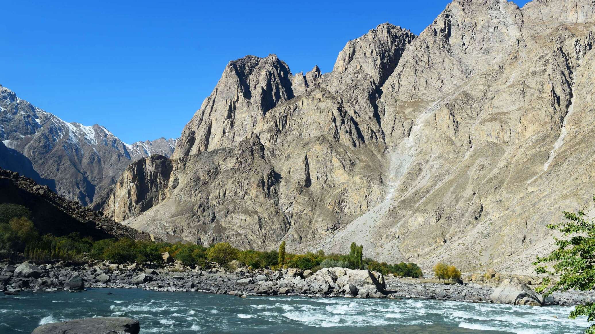Памир цена. Памир река Пяндж. Река Пяндж Афганистан. Горы Таджикистана Пяндж. Таджикский национальный парк «горы Памира» (Таджикистан).