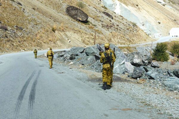Пограничники на Таджикско-афганской границе вдоль реки Памир. - Sputnik Таджикистан