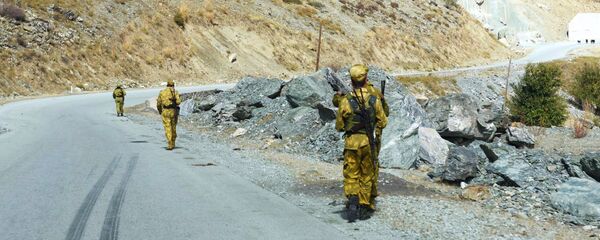 Пограничники на Таджикско-афганской границе вдоль реки Памир. - Sputnik Таджикистан