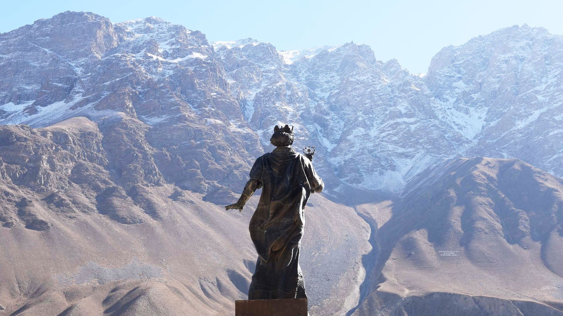 Памятник Исмаилу Самани в городе Хорог. - Sputnik Таджикистан, 1920, 02.12.2021