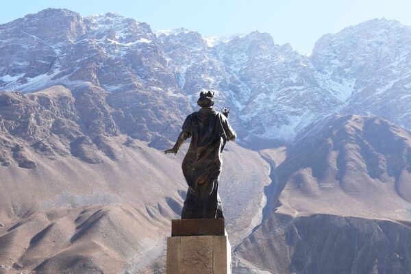 Памятник Исмаилу Самани в городе Хорог. - Sputnik Таджикистан