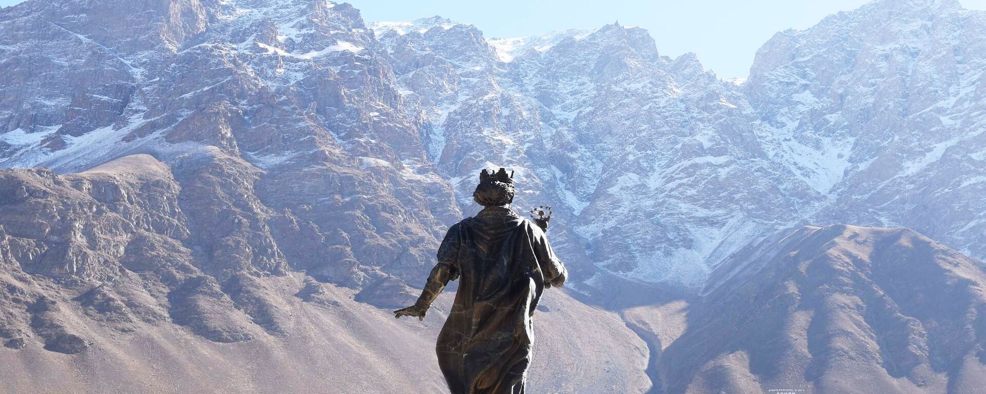 Памятник Исмаилу Самани в городе Хорог. - Sputnik Таджикистан, 1920, 29.11.2021
