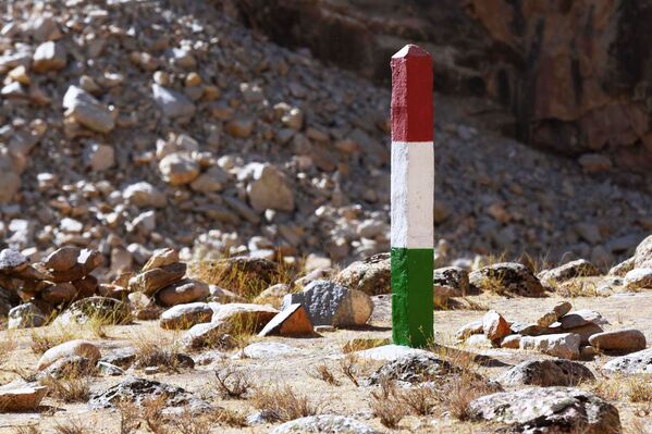 Пограничный столб. Таджикско-афганская граница. - Sputnik Таджикистан