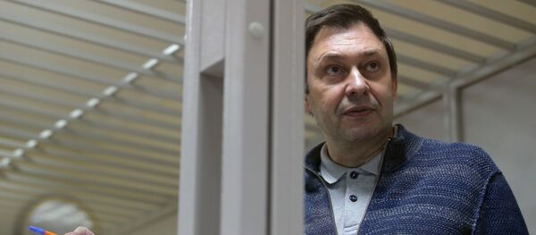 Руководитель портала РИА Новости Украина Кирилл Вышинский на заседании в Херсонском апелляционном суде - Sputnik Таджикистан