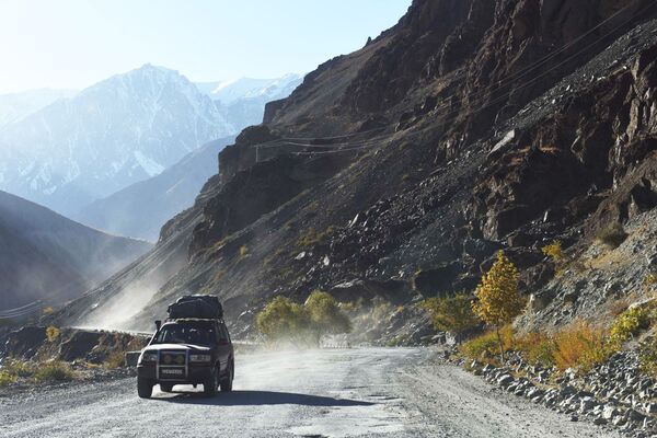Дорога в скалистой местности Таджикистана, архивное фото - Sputnik Таджикистан
