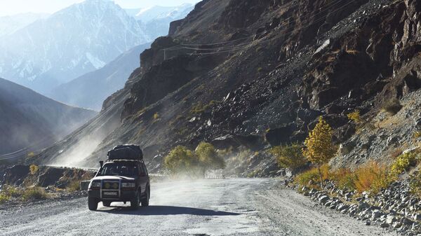 Дорога в скалистой местности Таджикистана, архивное фото - Sputnik Тоҷикистон