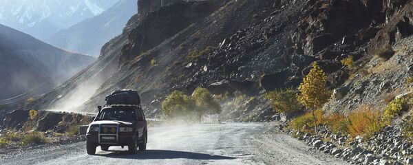 Дорога в скалистой местности Таджикистана, архивное фото - Sputnik Тоҷикистон