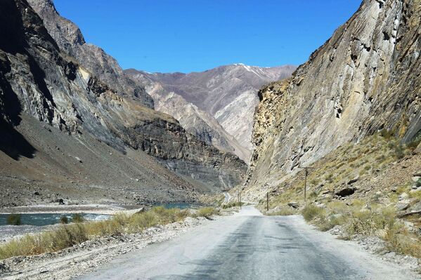 Дорога в Таджикистане вдоль реки, архивное фото - Sputnik Таджикистан