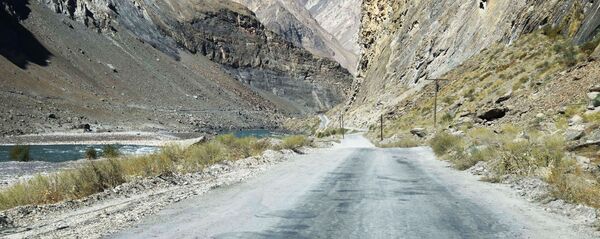 Дорога в Таджикистане вдоль реки, архивное фото - Sputnik Тоҷикистон