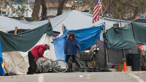 Палаточный лагерь бездомных в Анахайме, штат Калифорния. 25 января 2018, архивное фото - Sputnik Таджикистан