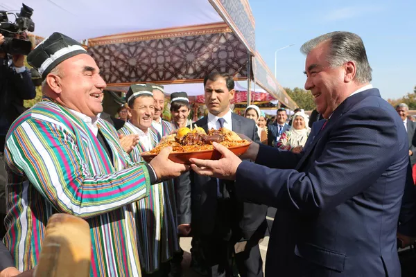 Боздид аз намоиши ҳунарҳои мардумӣ, иштирок дар Фестивали Оши палав, Иди асалу харбуза ва Шириниҳои миллӣ дар Қасри Арбоб  - Sputnik Тоҷикистон