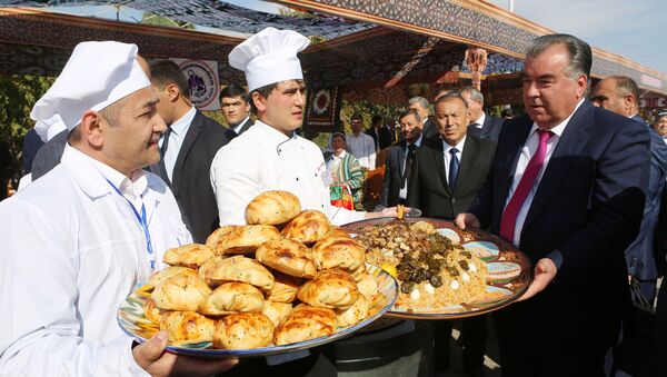 Эмомали Рахмон принял участие в фестивале атласа и адраса в Согде - Sputnik Таджикистан