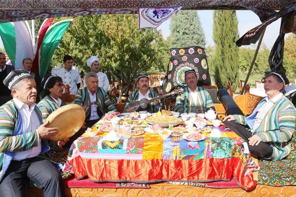 Фестиваль атласа и адраса в Согдийской области - Sputnik Тоҷикистон