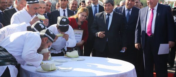 Озмуни харбузахӯрӣ дар ҳузури Эмомалӣ Раҳмон дар Суғд - Sputnik Тоҷикистон