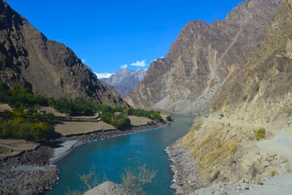 Река вдоль границы с Афганистаном, архивное фото - Sputnik Таджикистан