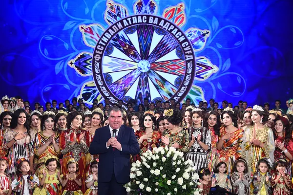 Боздид аз намоиши ҳунарҳои мардумӣ, иштирок дар Фестивали «Оши палав», «Иди асалу харбуза» ва «Шириниҳои миллӣ» дар Қасри Арбоб 25.10.2018 - Sputnik Тоҷикистон