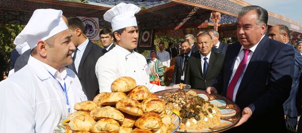 Боздид аз намоиши ҳунарҳои мардумӣ, иштирок дар Фестивали Оши палав, Иди асалу харбуза ва Шириниҳои миллӣ дар Қасри Арбоб 25.10.2018 - Sputnik Тоҷикистон