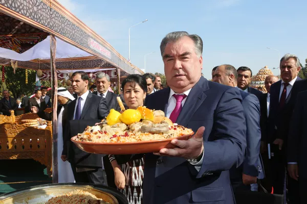 Боздид аз намоиши ҳунарҳои мардумӣ, иштирок дар Фестивали Оши палав, Иди асалу харбуза ва Шириниҳои миллӣ дар Қасри Арбоб  - Sputnik Тоҷикистон