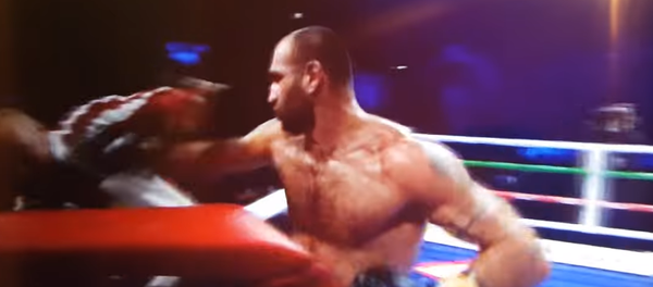 Боксер подрался с тренером после поражения на ринге Боксер подрался с тренером после поражения на ринге - Sputnik Таджикистан