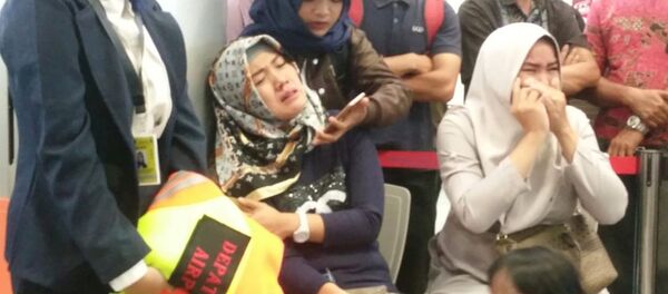 Родственники пассажиров самолета Lion Air JT610, потерпевшего крушение в индонезии - Sputnik Таджикистан