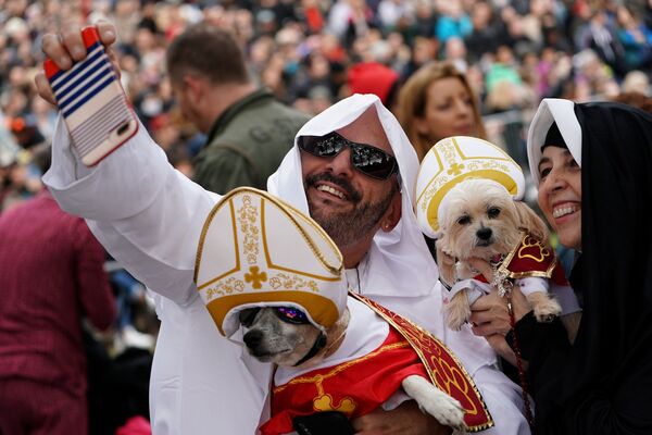 Ежегодный парад собак Хэллоуина на площади Томпкинс в США - Sputnik Таджикистан