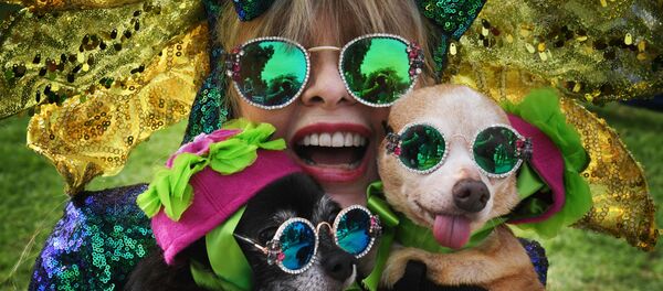 Ежегодный парад собак Хэллоуина на площади Томпкинс в США Ежегодный парад собак Хэллоуина на площади Томпкинс в США - Sputnik Таджикистан