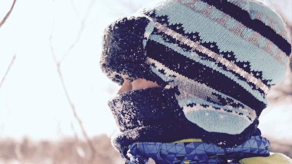 Мальчик зимой в шапке, архивное фото - Sputnik Таджикистан