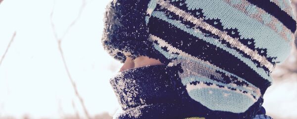 Мальчик зимой в шапке, архивное фото - Sputnik Таджикистан