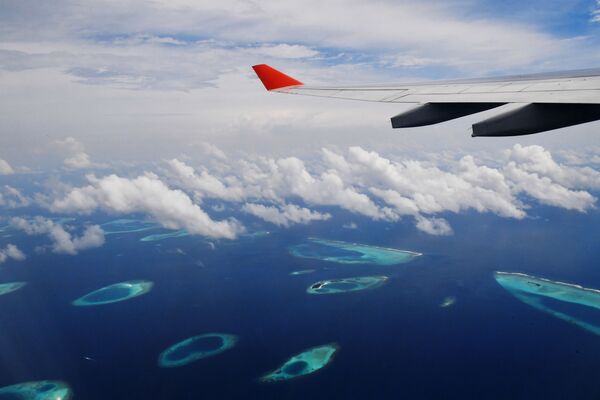 Самолет летит над Мальдивскими островами - Sputnik Таджикистан