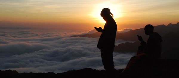 Носильщики и гиды из Танзании стоят на скале во время заката - Sputnik Тоҷикистон