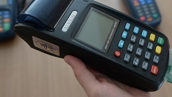 Платежный терминал для банковской карты, архивное фото - Sputnik Тоҷикистон