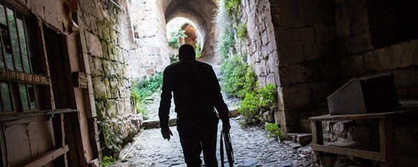 Мужчина с автоматом в руке, архивное фото Мужчина с автоматом в руке, архивное фото - Sputnik Таджикистан