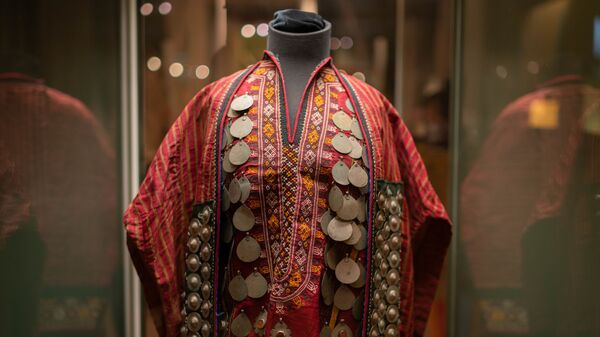 Это свадебное платье из плотного шелка красного цвета - Sputnik Таджикистан