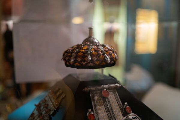 Шапочки, которые носили до свадьбы в центральной Азии на рубеже XIX и XX веков - Sputnik Таджикистан