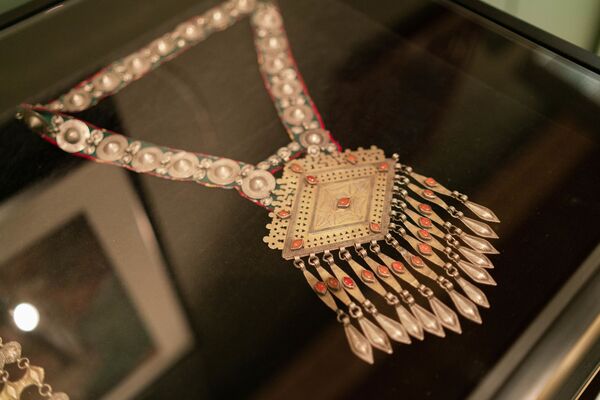 Красивое ожерелье, которое носили девушки средней Азии на рубеже XIX и XX веков - Sputnik Таджикистан