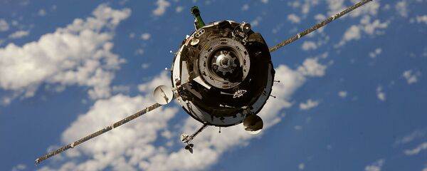 Космический аппарат в открытом космосе, архивное фото - Sputnik Таджикистан