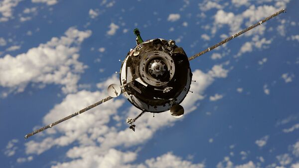 Космический аппарат в открытом космосе, архивное фото - Sputnik Таджикистан