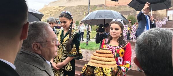 Истиқболи гуруҳи вакилони Думаи давлатии Русия таҳти роҳбарии Владимир Жириновский дар Қалъаи Ҳисор - Sputnik Тоҷикистон