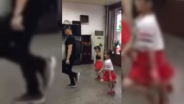 Синхронный танец отца с дочками - видео - Sputnik Таджикистан