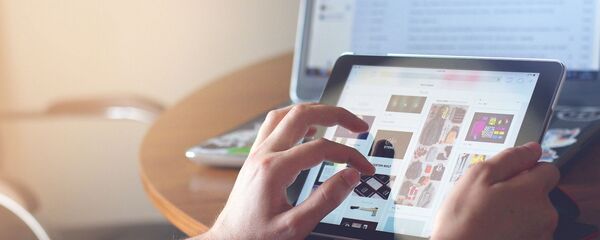 Пользователь смотрит товары в интернет магазине, архивное фото Пользователь смотрит товары в интернет магазине, архивное фото - Sputnik Тоҷикистон