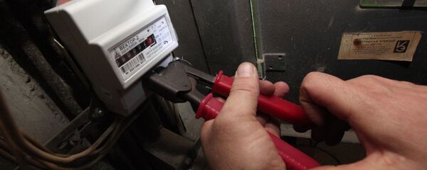 Электрик устанавливает современные электросчетчики, архивное фото - Sputnik Тоҷикистон