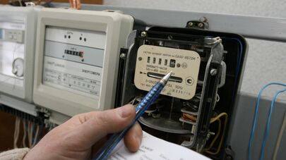 Снятие показаний с приборов учета электроэнергии, архивное фото